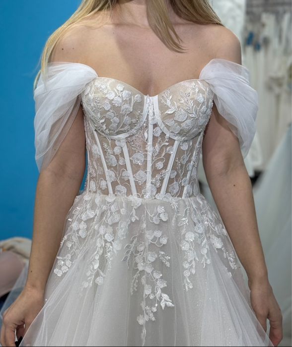 Весільна сукня з шлейфом