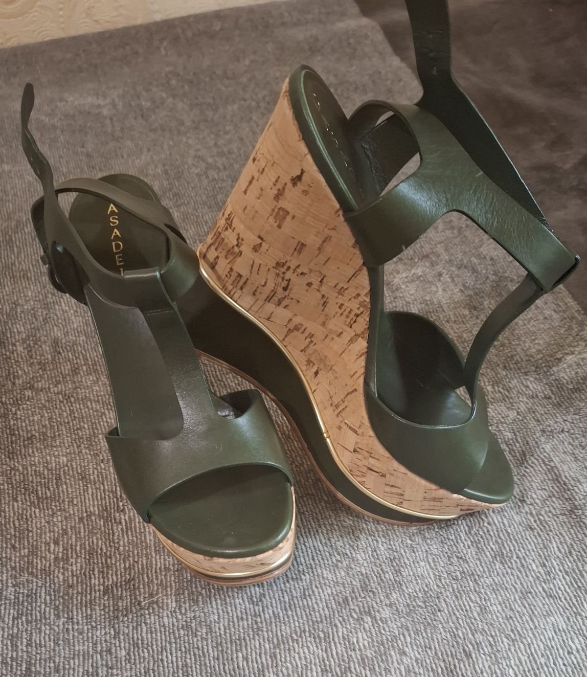 Босоніжки на танкетке Casadei
