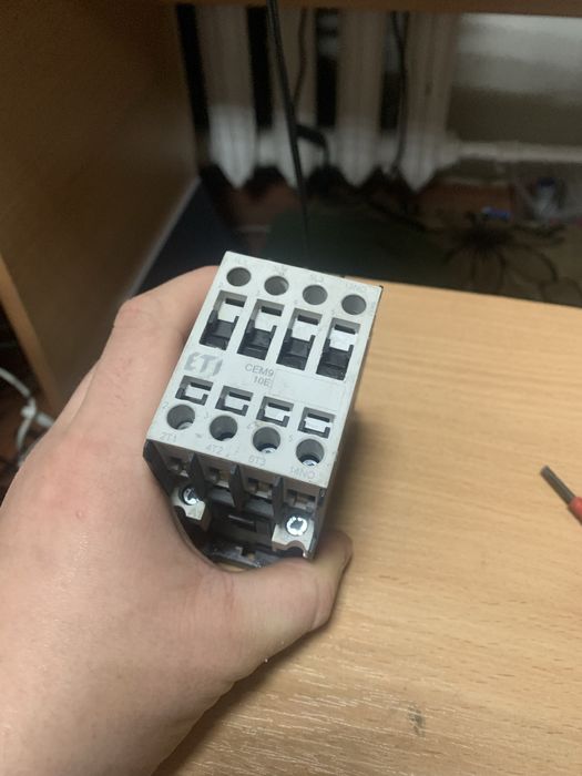 Магнітний пускач ETI CEM9.10E