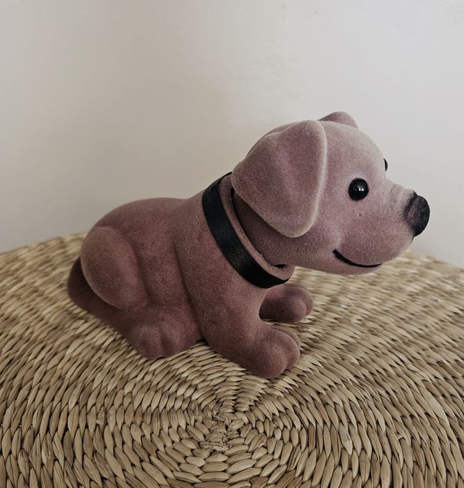 Piesek kiwający głową z podklejonym rzepem.