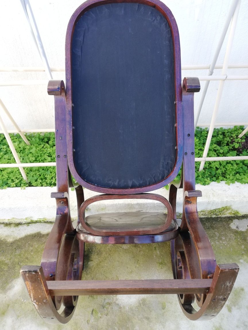 Cadeira de baloiço em bom estado