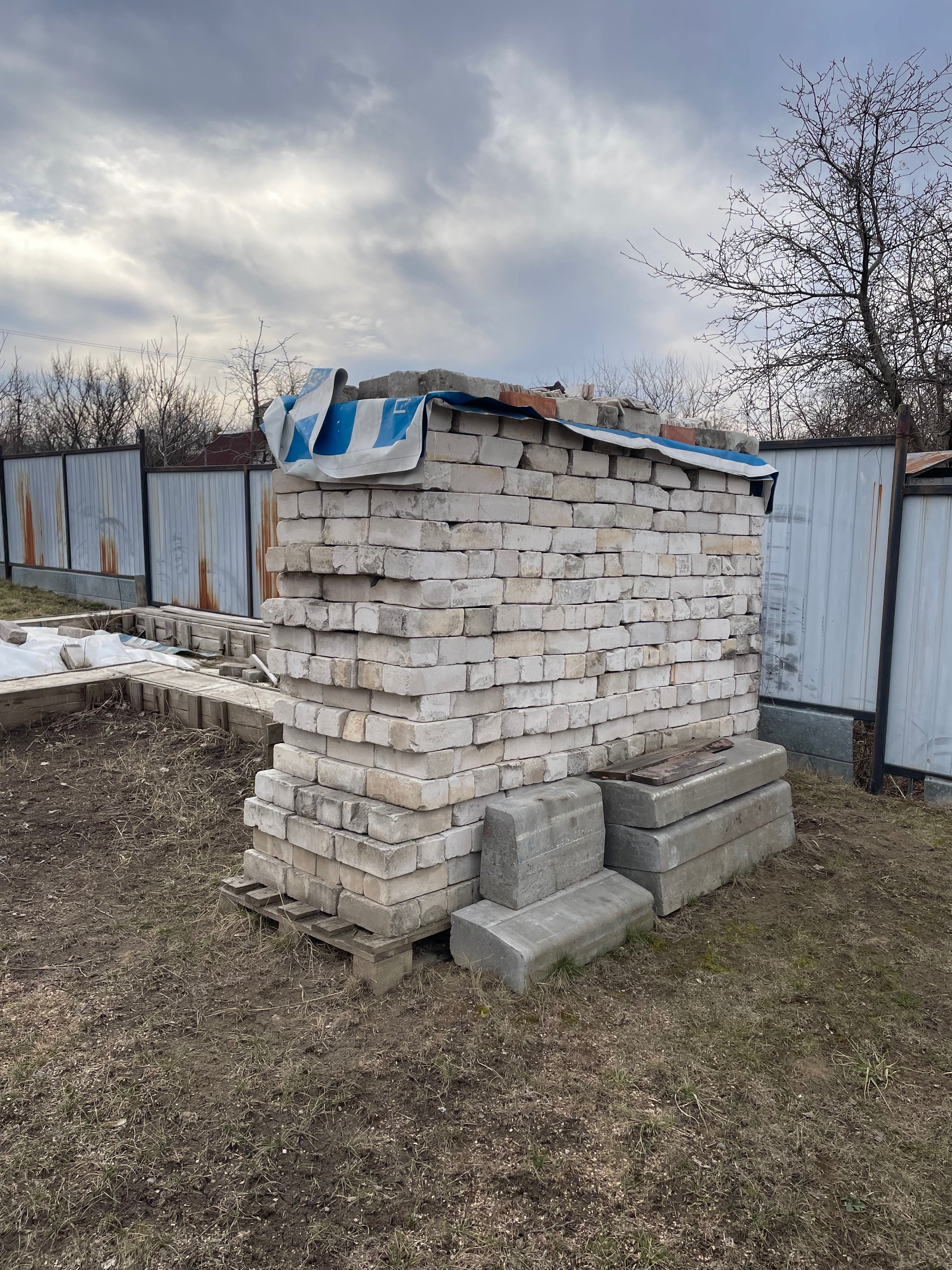 Продам кирпич силикатный белый времен ссср б/у 1100шт