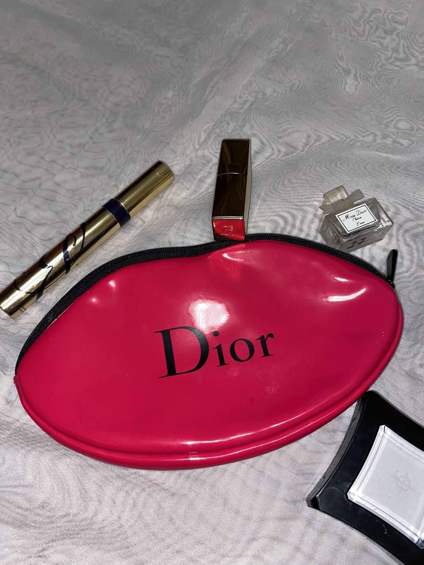 Косметички Lulu  Guinness та Dior