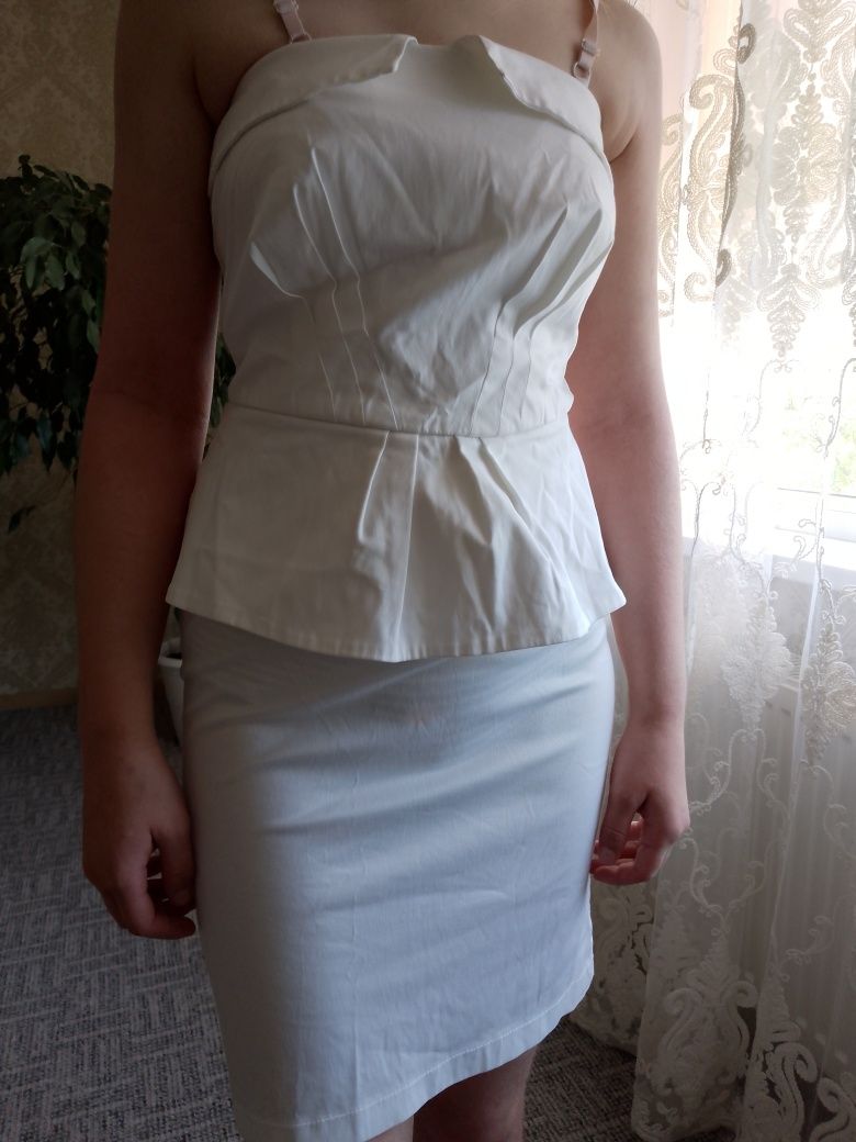 Плаття білого кольору.