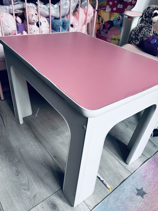 Uzywany stolik dzieciecy rozowy ze schowiem