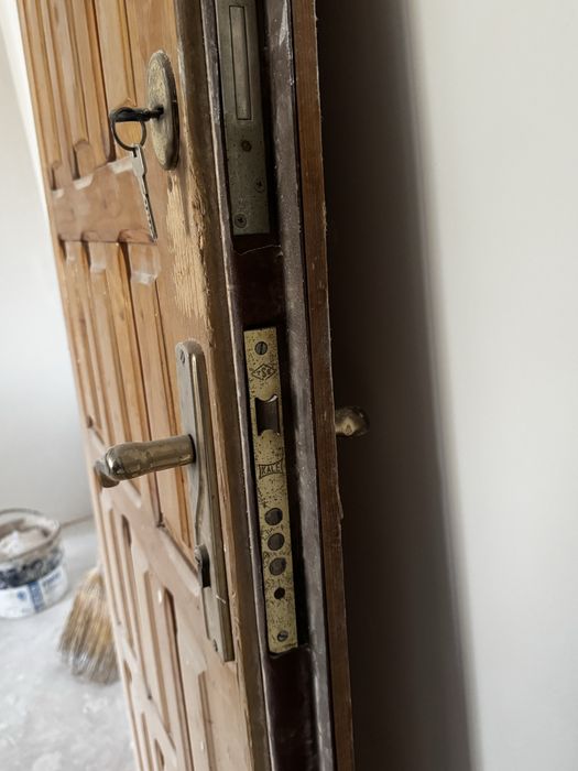 Вхідні двері, залізні але обшиті деревом