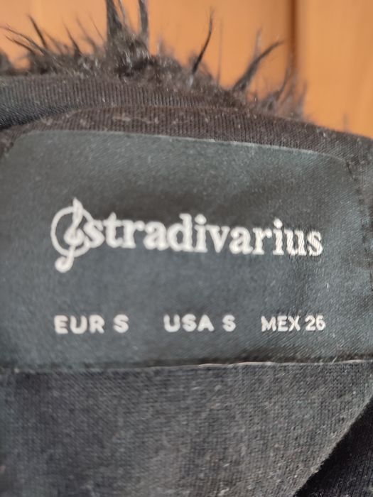 Lekka kurteczka ze sztucznego futerka, rozmiar S, Stradivarius