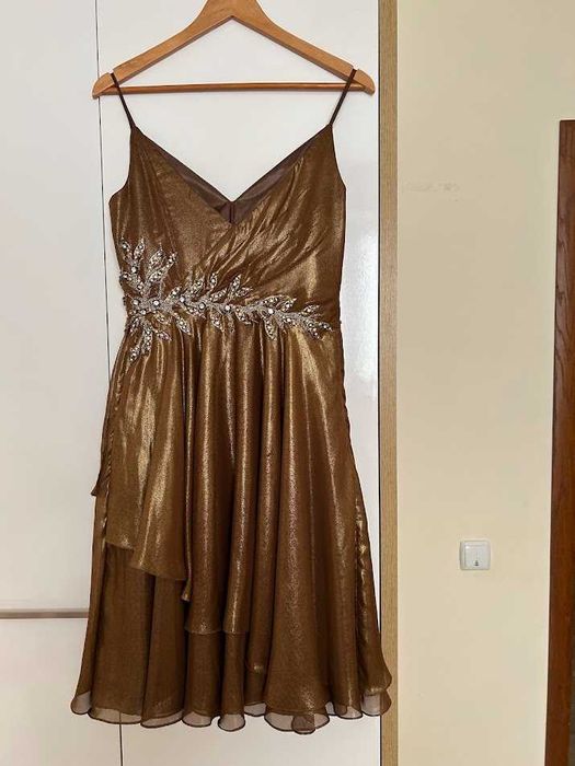 Сукня нарядна середньої довжини