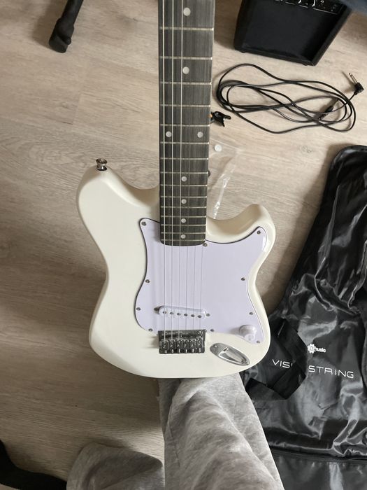 guitarra eletrica branca gear4music