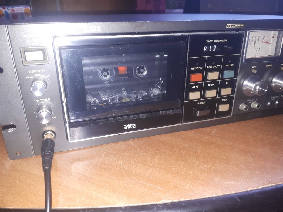 Касетна дека Tascam 122