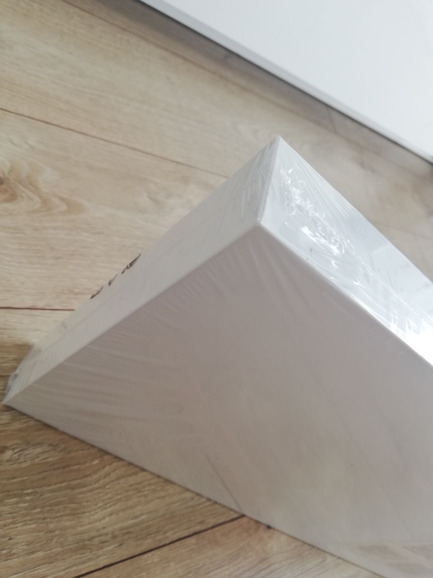 Biała półka ścienna Ikea