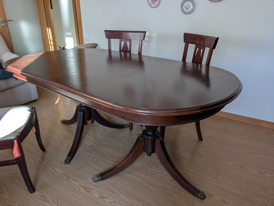 Mesa de Jantar em mogno e 4  cadeiras com dimensões muito generosas