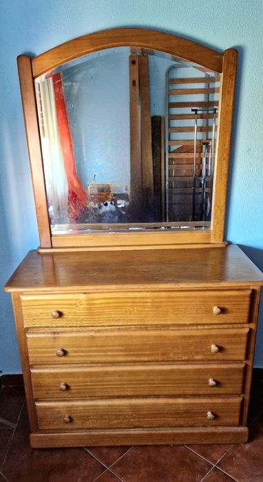 Conjunto de Quarto em Madeira de Pinho