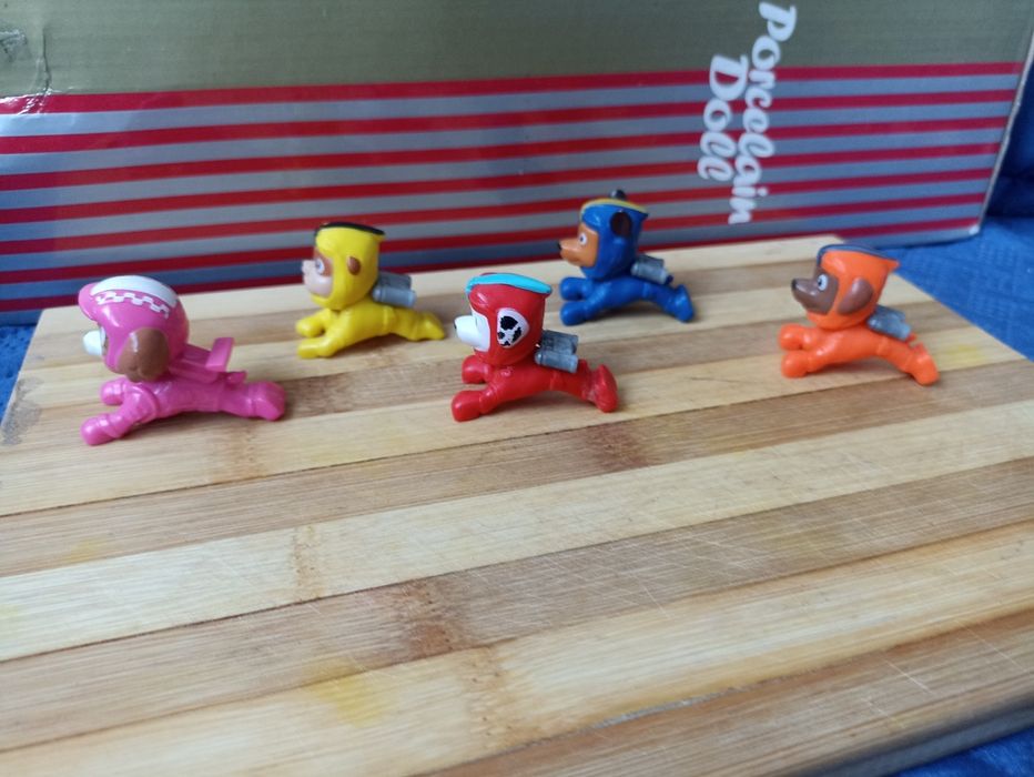 5 figurek z Psiego patrolu psy w pozycji leżącej