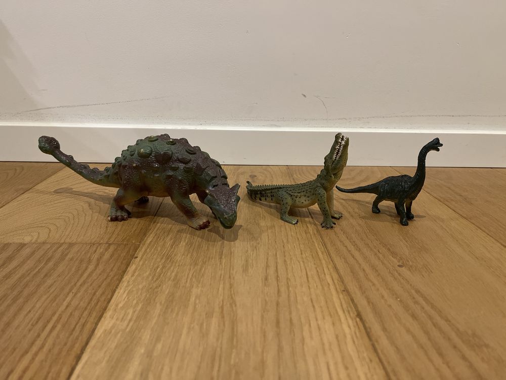 Figurki dinozaurów twarde