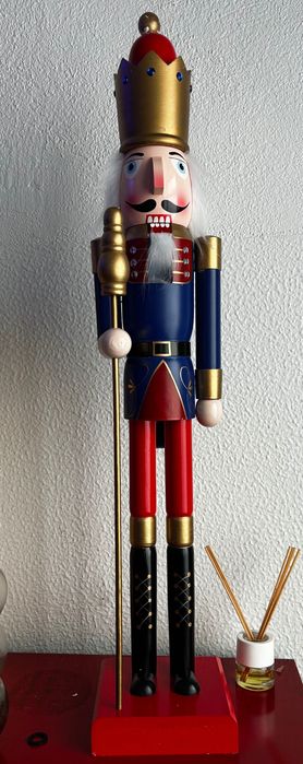 Quebra-nozes soldadinho em madeira – 90 cm com cetro dourado