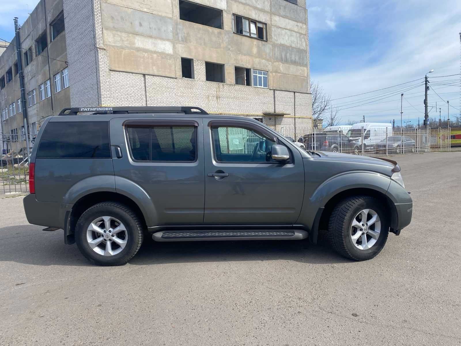 Nissan Pathfinder 2008 року 2,5 л./дизель