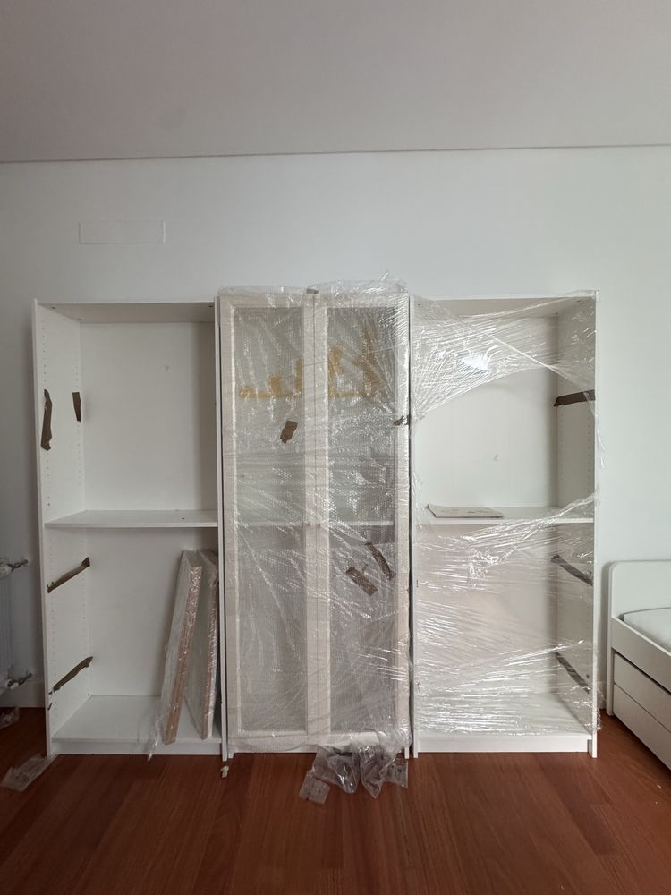 4 Estantes billy uma com porta de vidro