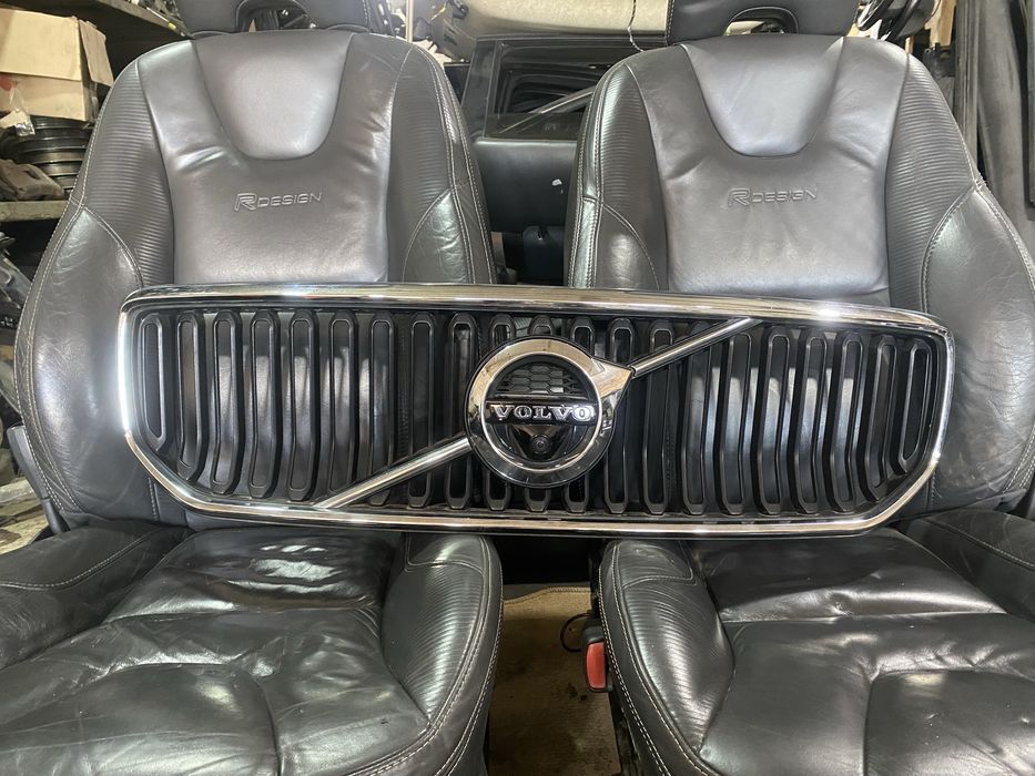 Volvo XC40 передня решітка з камерою