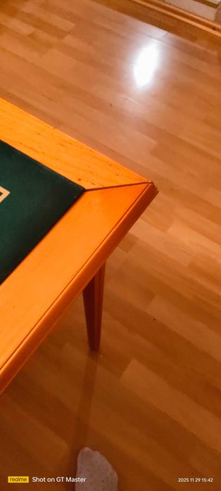 Kwadratowy stolik karciany.