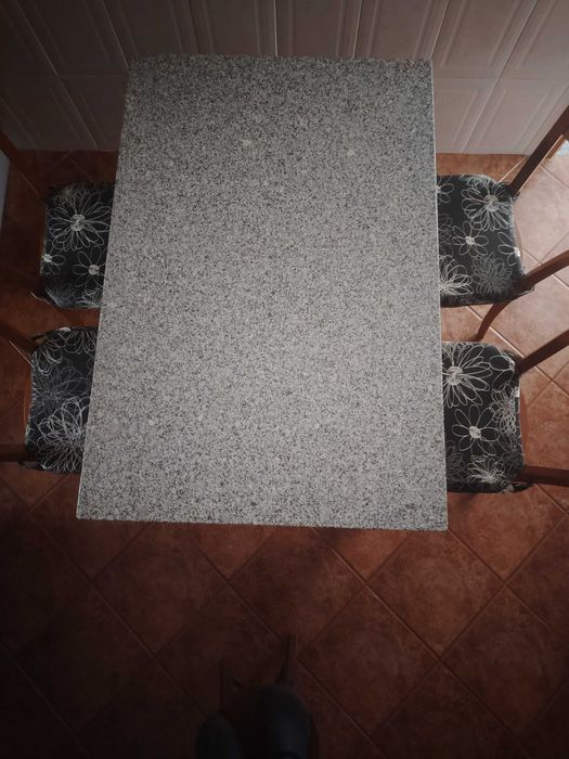 Mesa de cozinha em granito, com 4 cadeiras