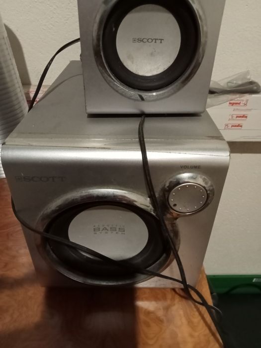 Vendo três colunas de som.