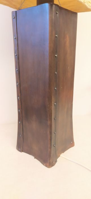 Lampa stojąca ze skóry