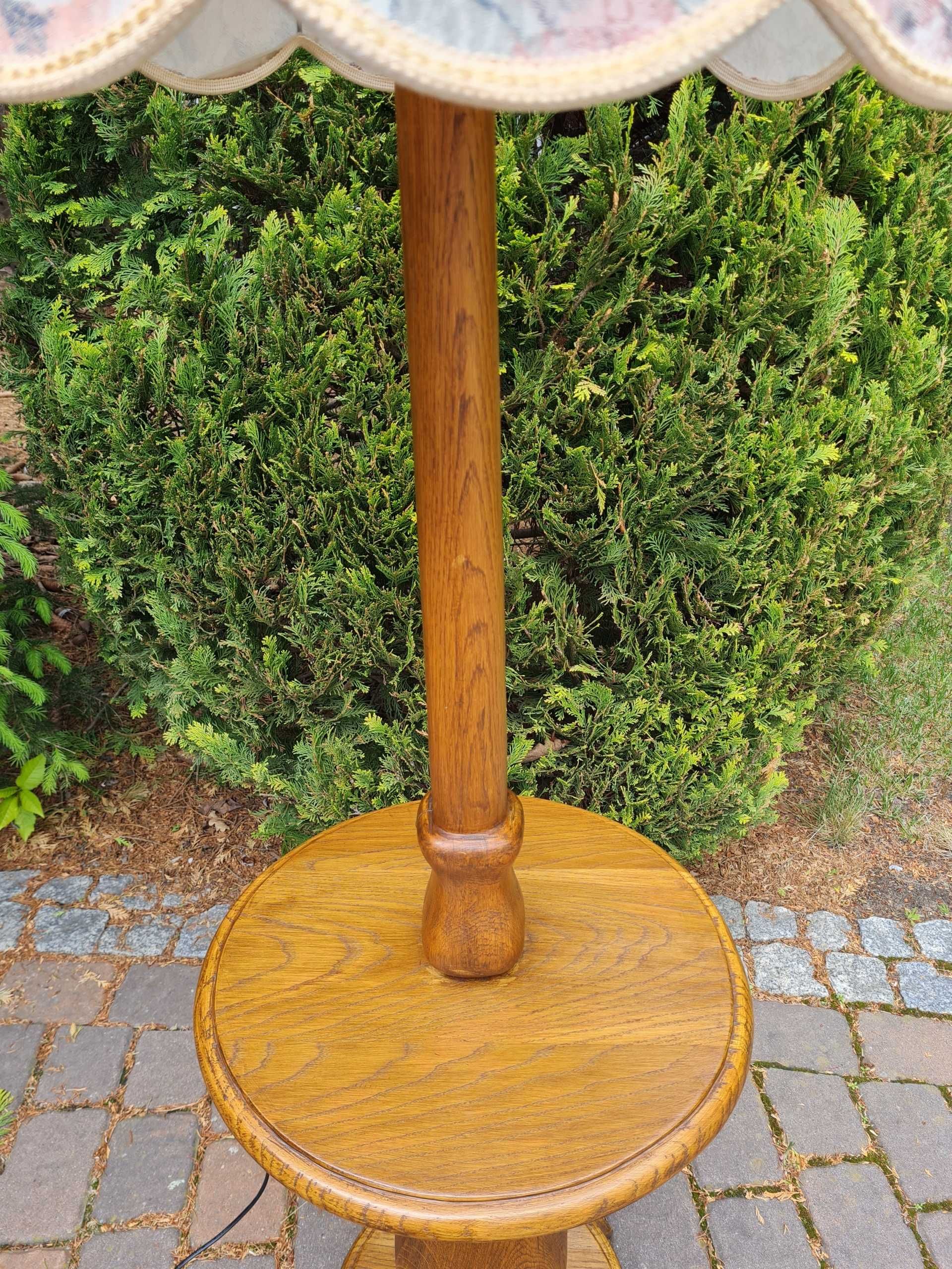 Drewniana stylowa lampa podłogowa ze stolikiem
