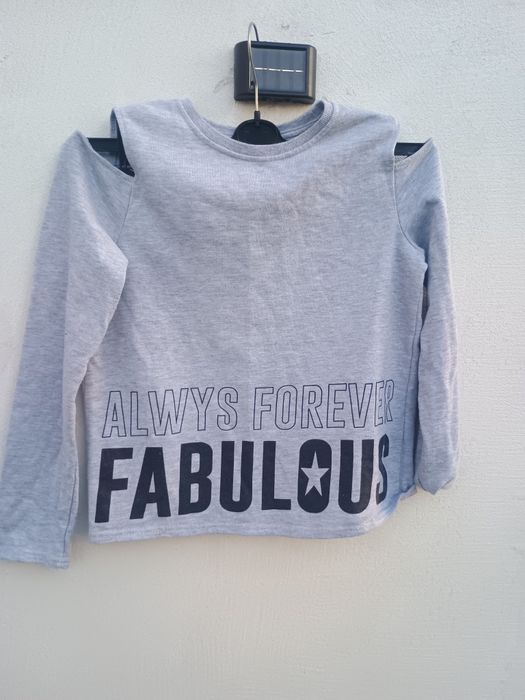 Bluza z rozcięciami na ramionach