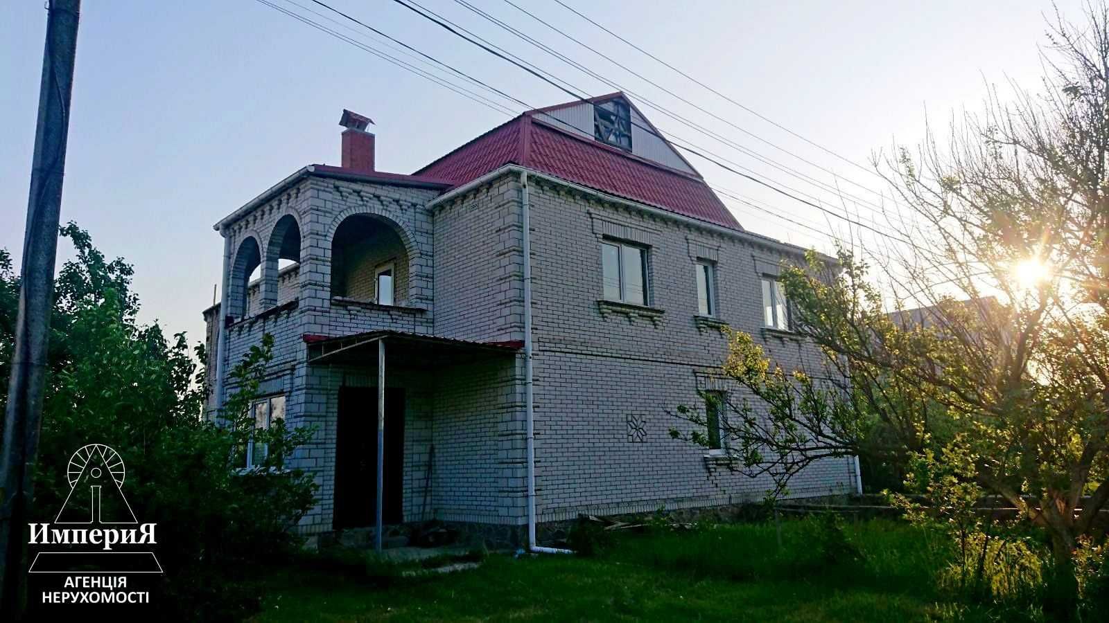 Продам большой дом в Центре Шкаровки.