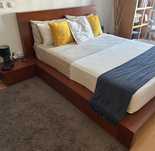Cama de casal e mesas de cabeceira