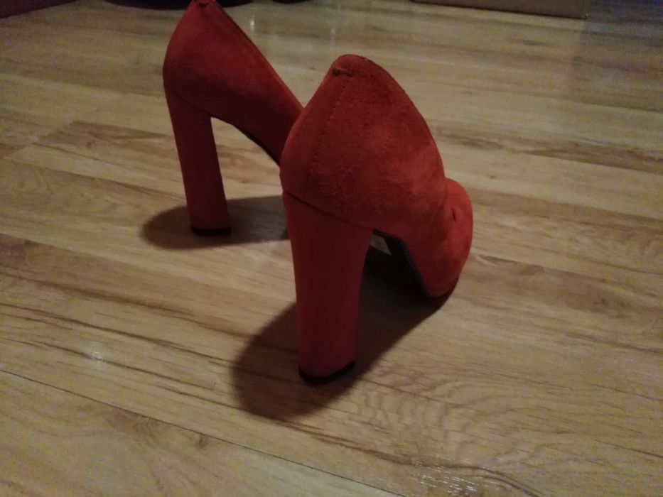 Czerwone zamszowe buty na slupku