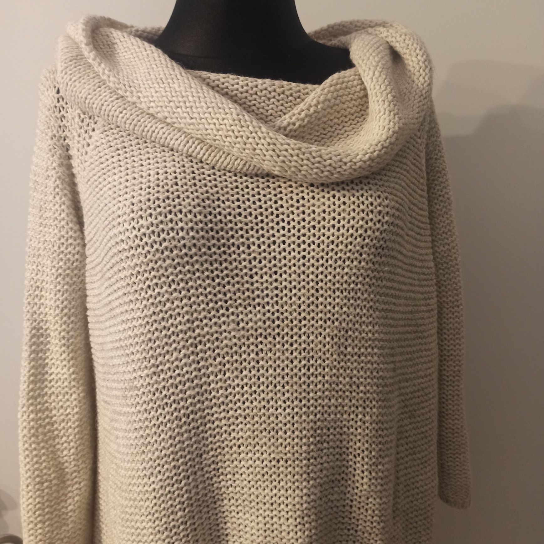 Długi beżowy sweter z kominem