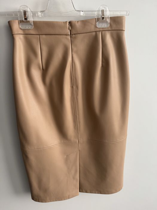 Спідниця міді з еко-шкіри бренду Reserved