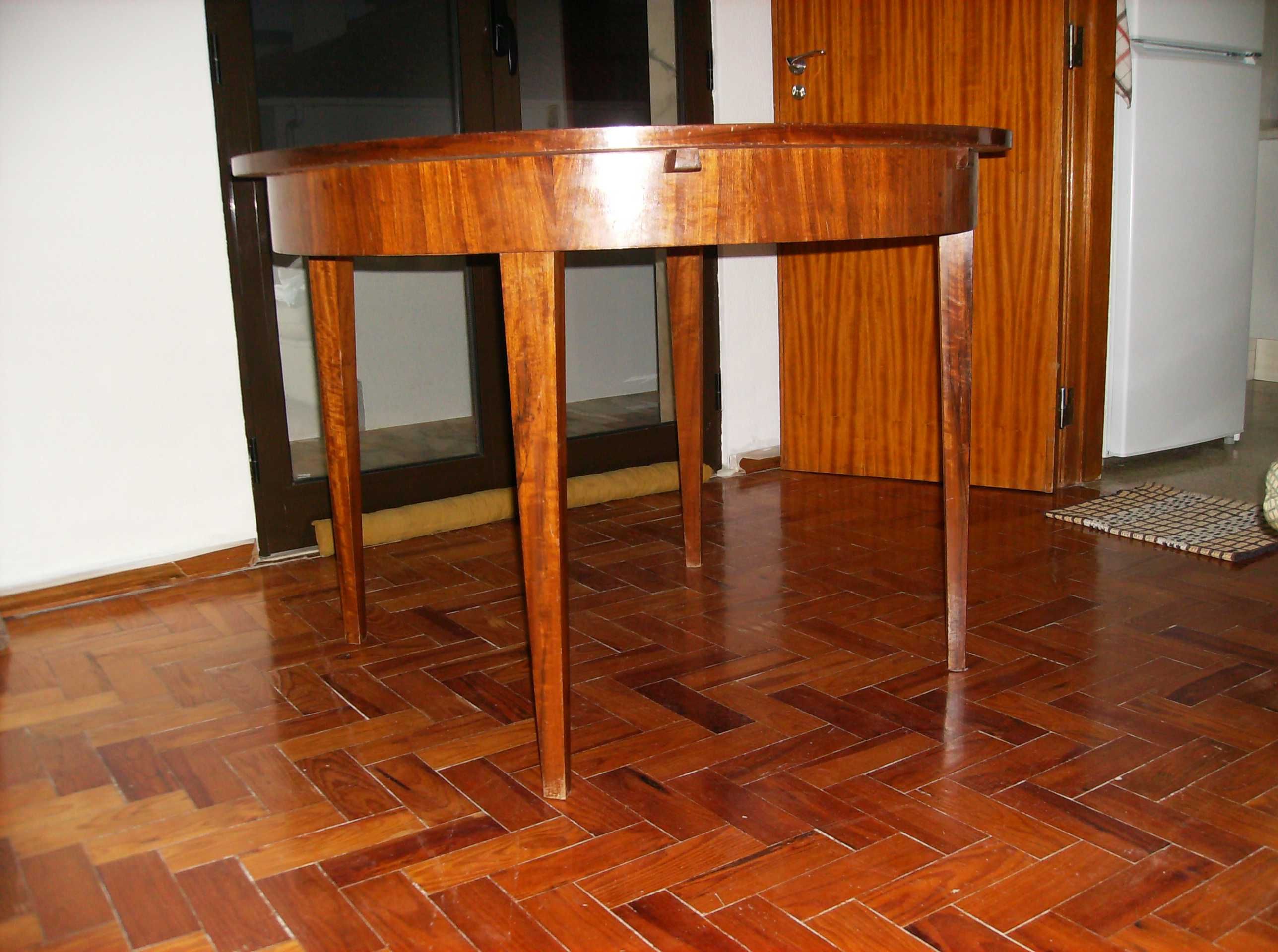 Mesa de sala com aba interior