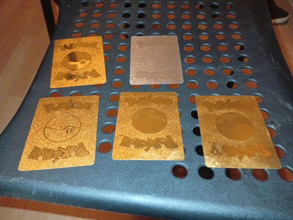 Cards Pokémon (dourados e prata)