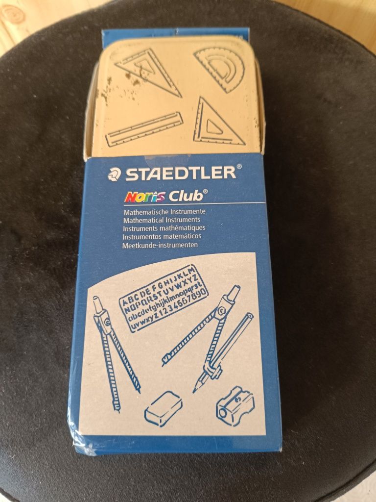 Conjunto de 2 compassos Staedtler com transferidor e 2 esquadros