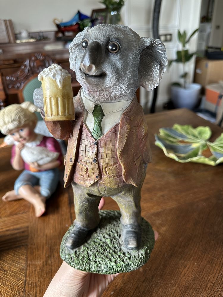 Figurka koala elegancki dżentelmen z piwem figura 1032