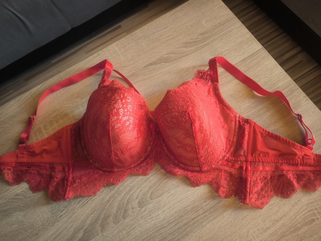 Czerwony stanik hunkemoller 85F