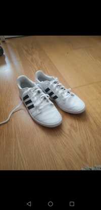 Tenis adidas tamanho 40.