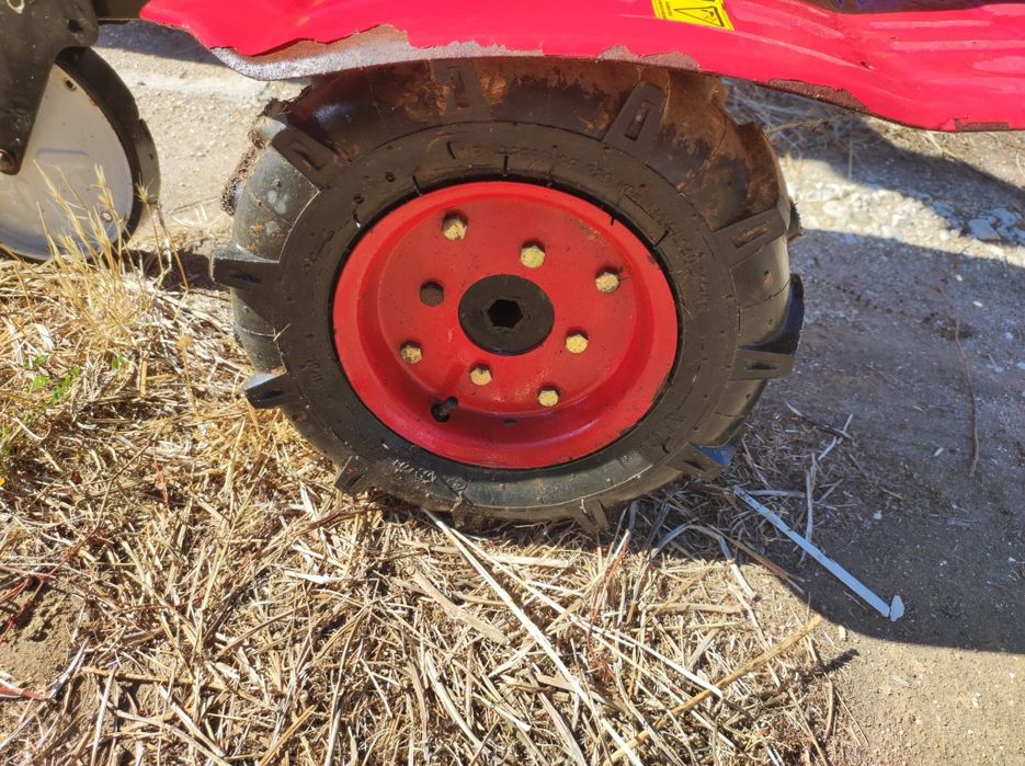 Moto enchada com charrua e frese