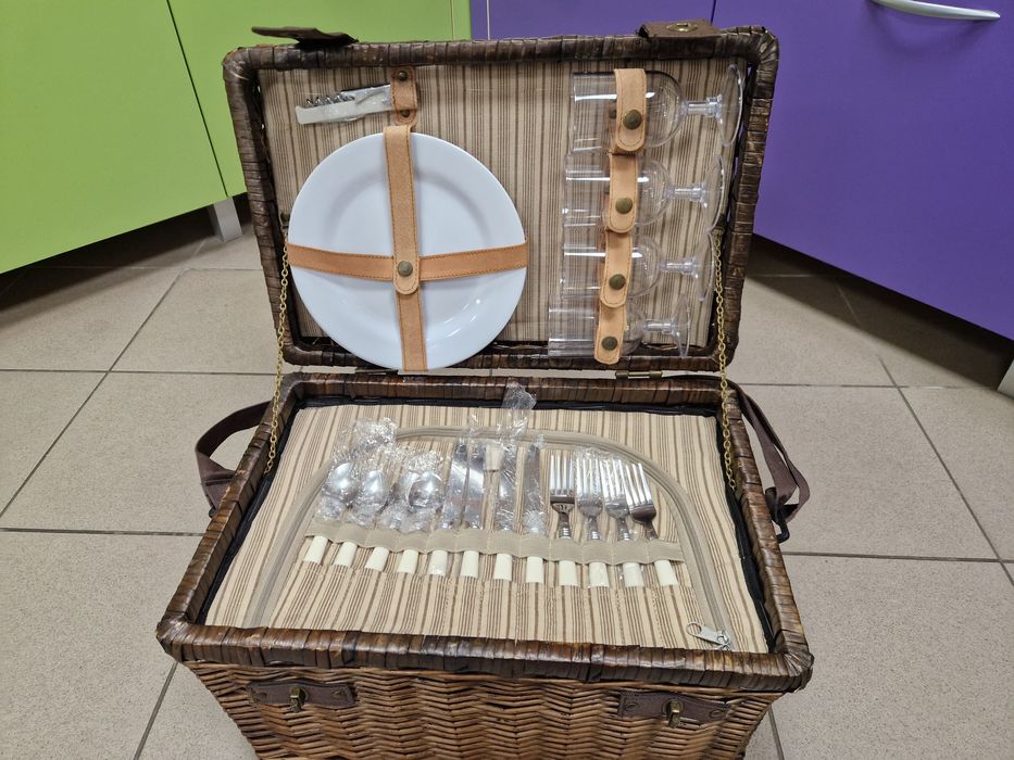 Kosz piknikowy wiklinowy .