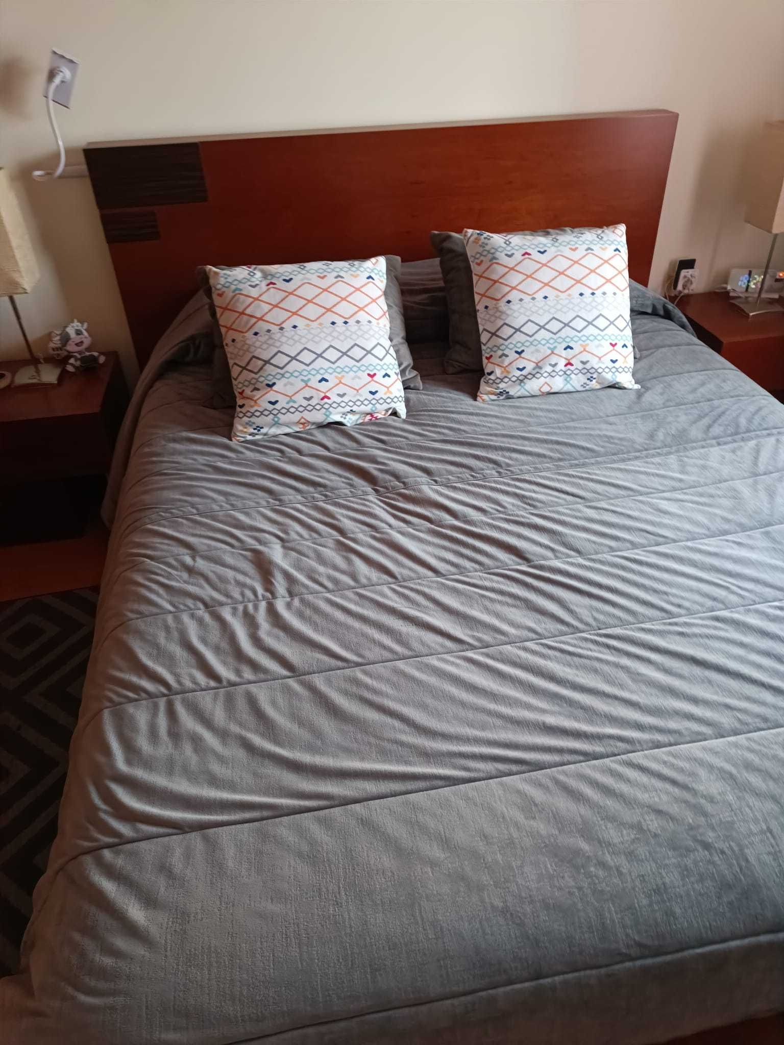 Cama, mesa cabeceira e camiseiro