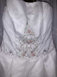 vestido de noiva com tiara e véu