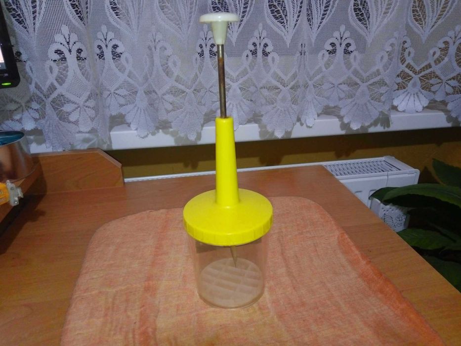 Szatkownica do cebuli czosnku krajacz siekacz ręczny PRL żółty