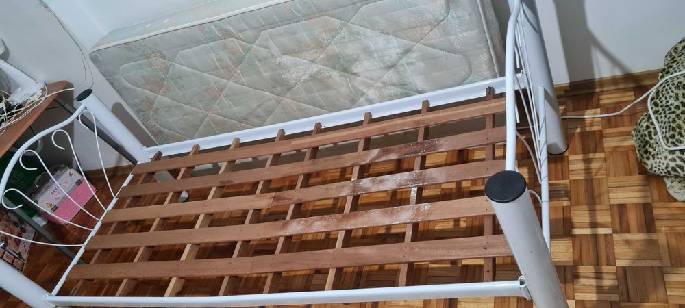 Cama de criança usada com colchao e estrado
