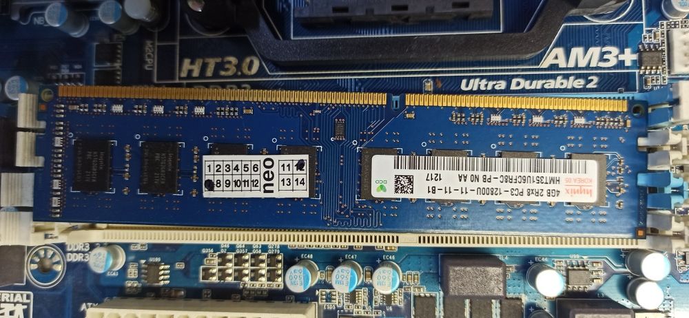 Материнська плата з професором