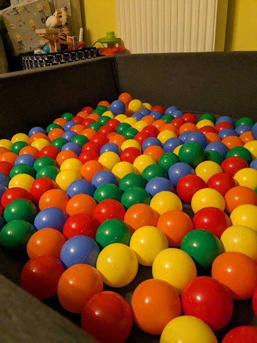 Piankowy suchy basen z kolorowymi kulkami 120x120