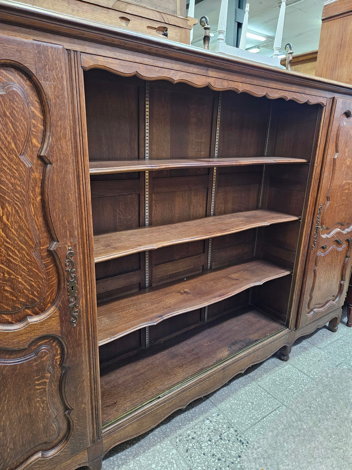 Duża francuska biblioteczka Ludwikowska