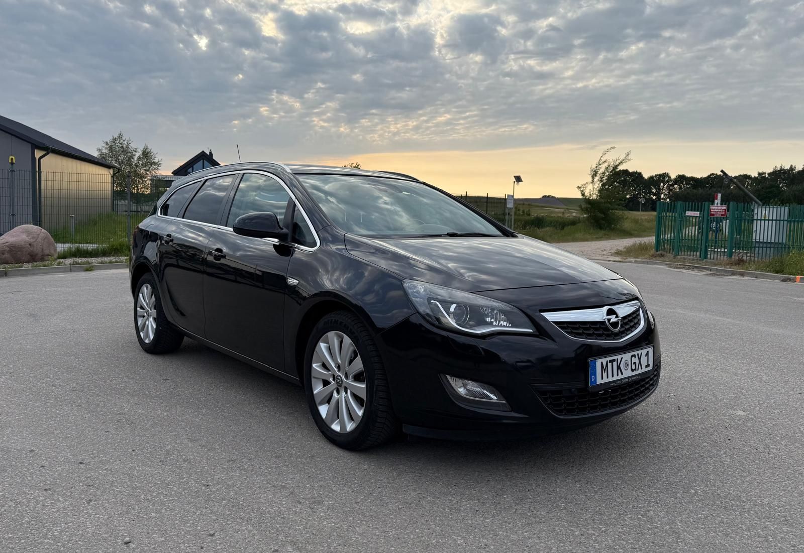 Opel Astra J Kombi DIESEL | Xenon | LED | Klimatronik |